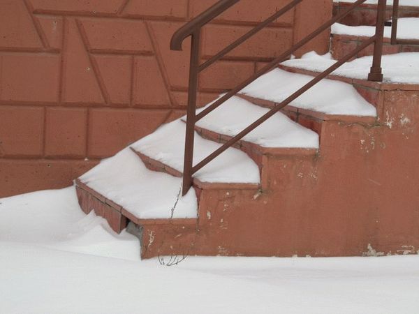 Лестница, покрытая снегом